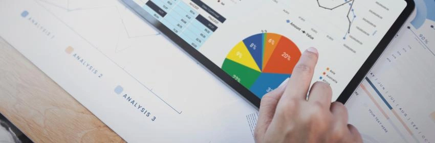 mulher-de-negócios-usando-um-tablet-para-analisa-graficos